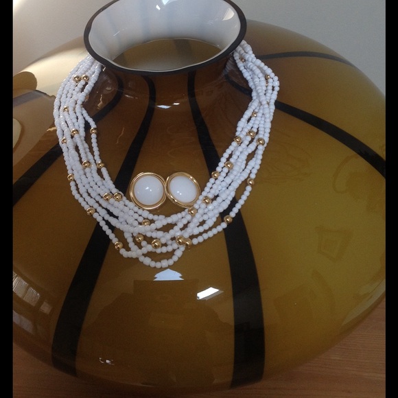 Jewelry - SALE🎉 Multi-strand gold&white beads